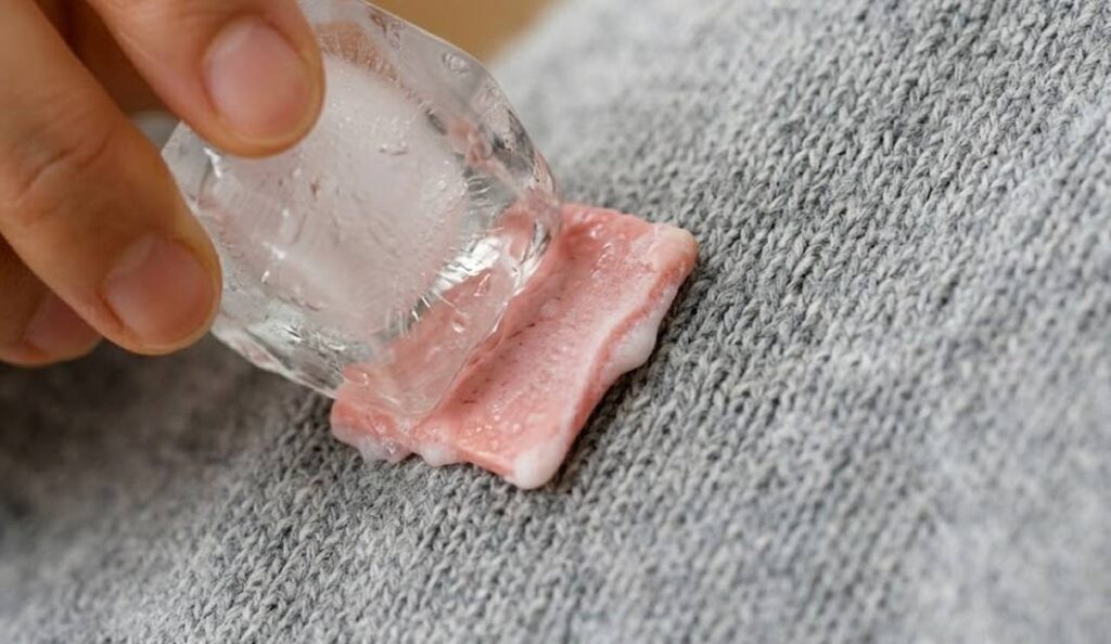 얼음으로 옷에 붙은 껌 떼는법 적용하는 중
