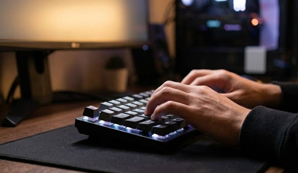 기계식 키보드로 정보를 입력하고 있는 손